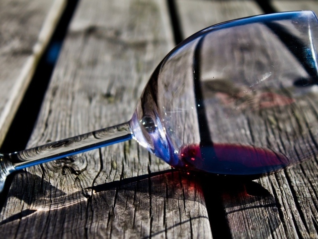 Бокал на деревянном полу