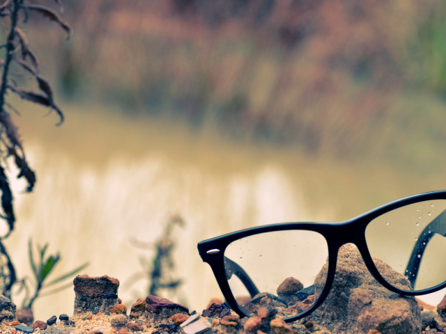Очки лежат на камне
