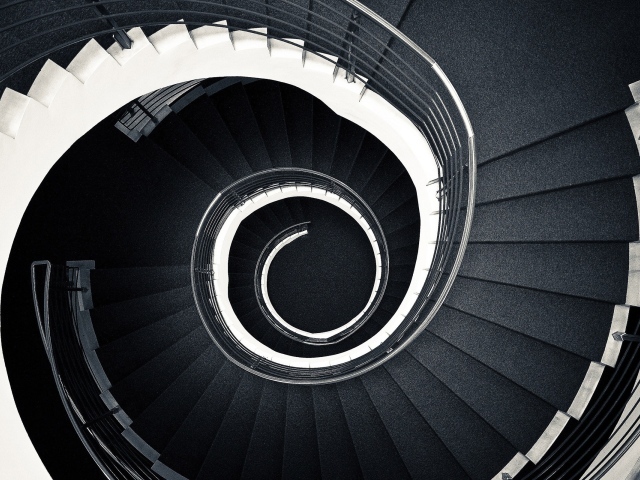 Черно белая Винтовая лестница