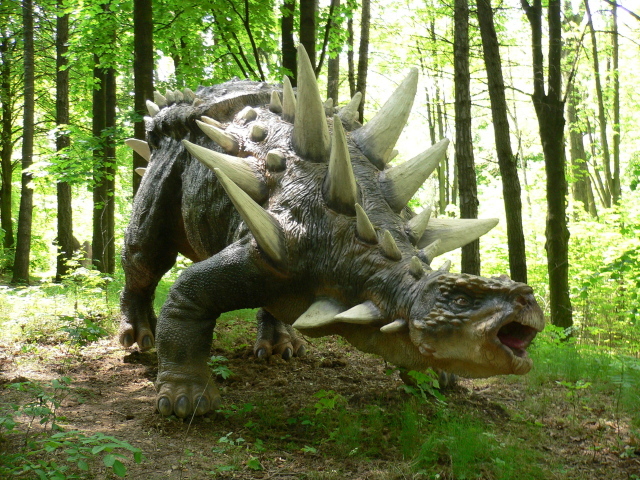 Динозавр в современном лесу