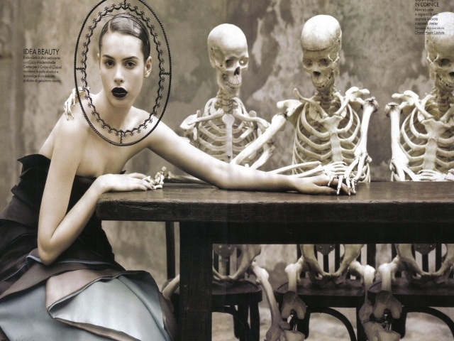 Девушка со скелетами за столом