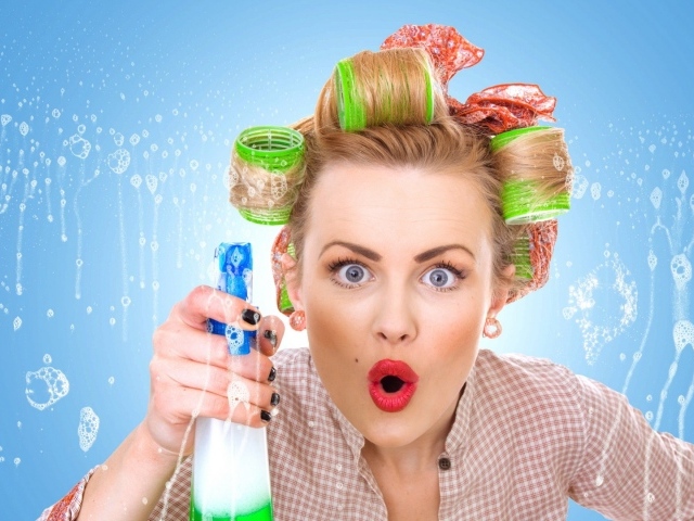 Девушка моет окно