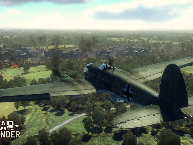 War Thunder военный самолет летит к городу