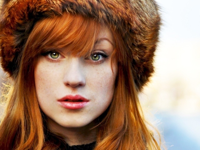 Рыжая в шапке