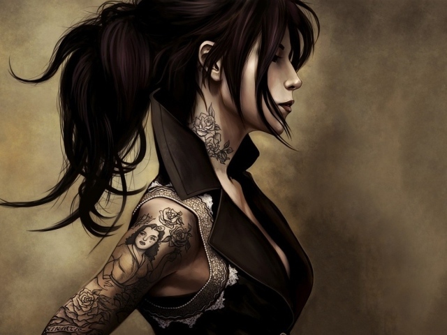 Брюнетка с татуировкой