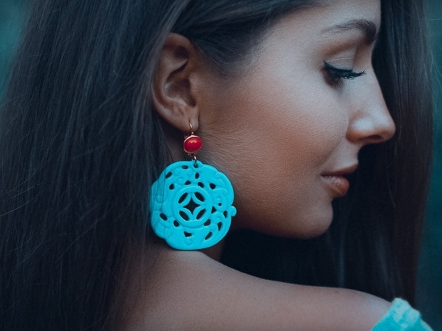 Брюнетка с красивой сережкой