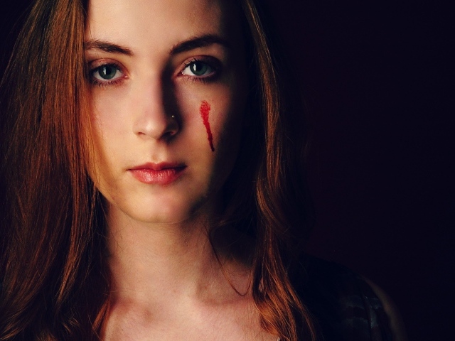 Кровавые слезы на лице