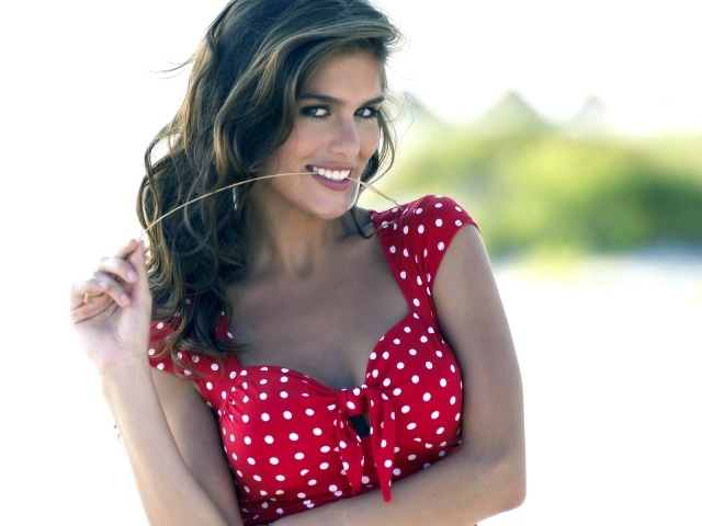 Брюнетка Anahi Гонсалес