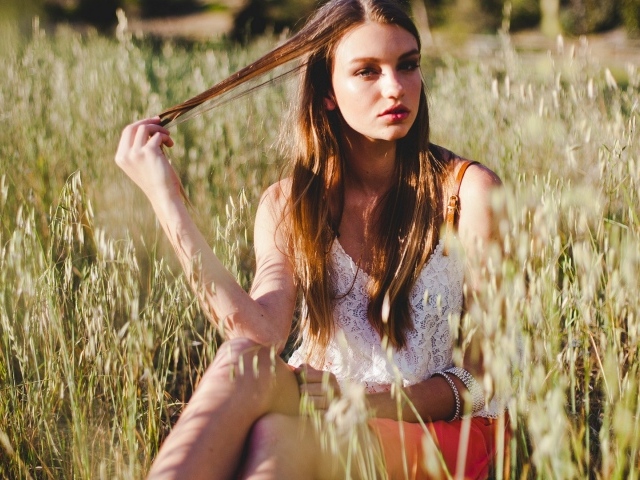 Брюнетка на поле