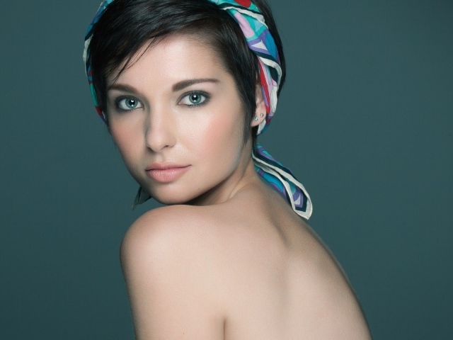 Брюнетка с платком