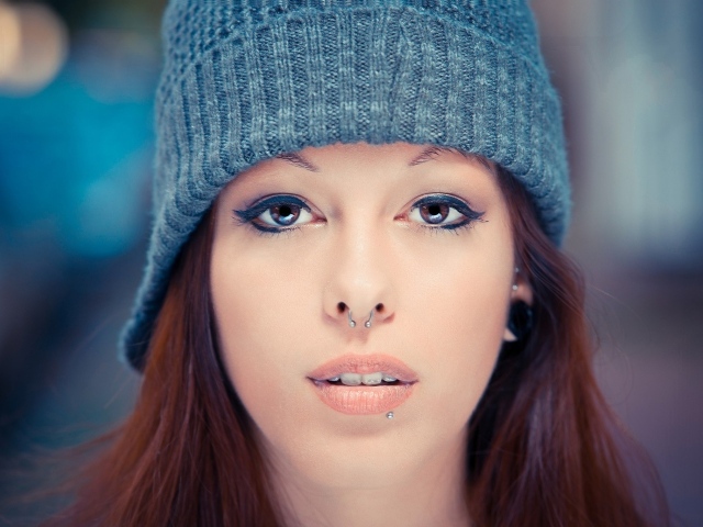 Брюнетка в вязаной шапочке