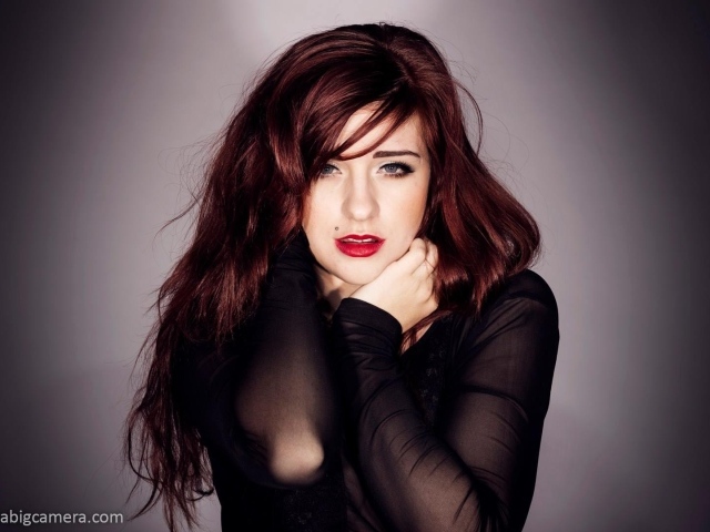 Брюнетка с красными губами