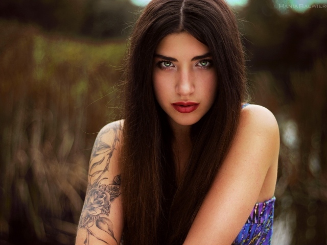 Брюнетка с распущенными волосами