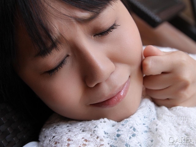 Девочка плачет