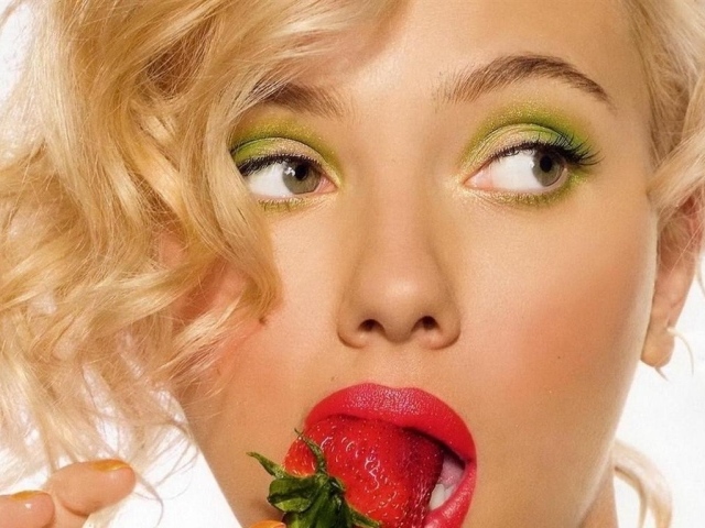 Девушка ест клубнику