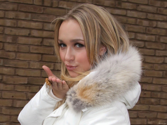 Девушка посылает воздушный поцелуй