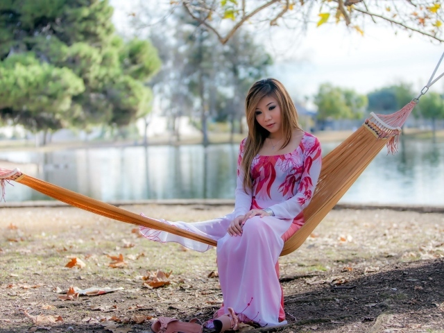 Девушка на гамаке