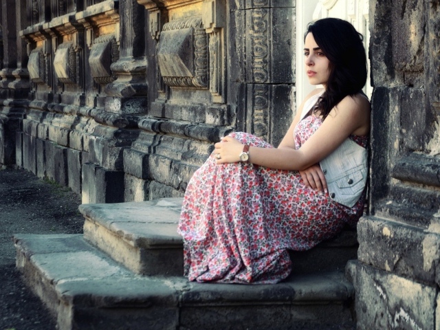 Девушка сидит на крыльце