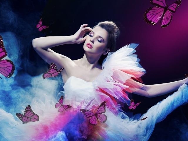 Девушка с бабочками