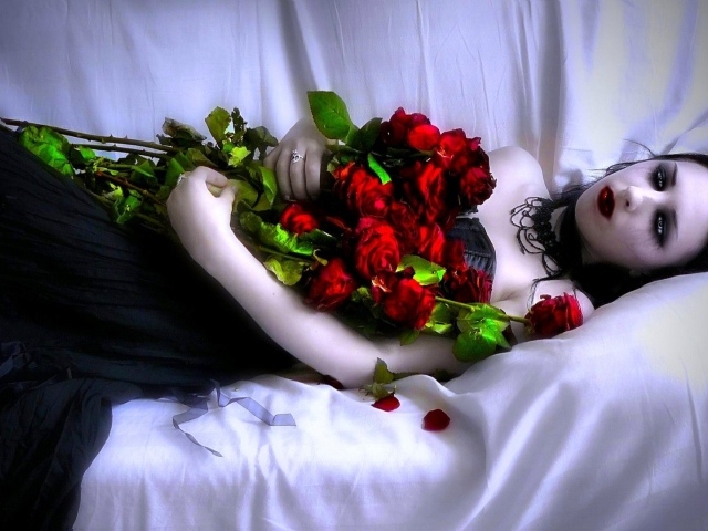 Девушка с розами в черном