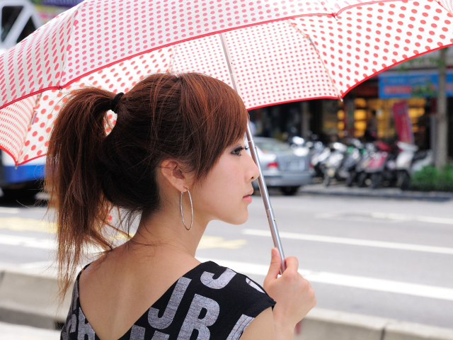 Японская девушка с зонтиком
