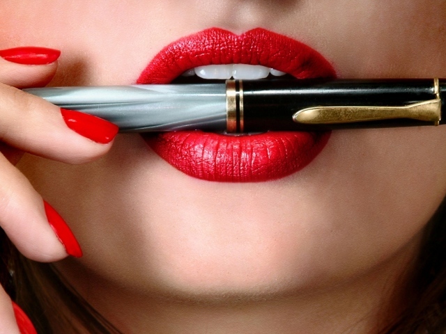 Авторучка в белых зубах