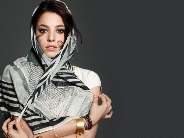 Фотография девушки на сером фоне