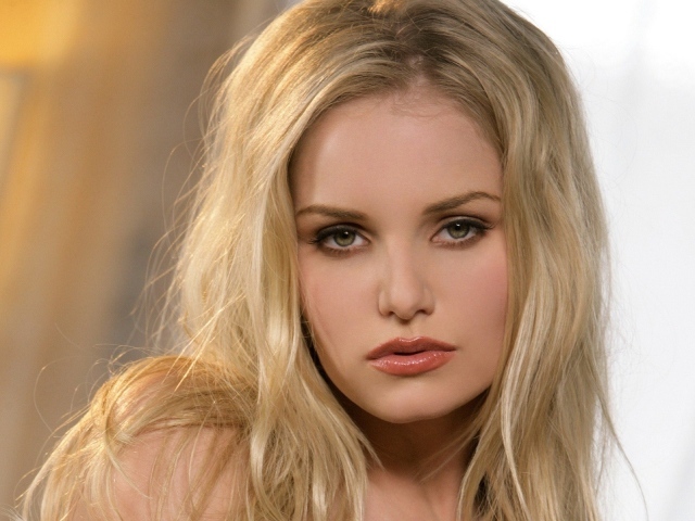 Портрет блондинки с зелеными глазами