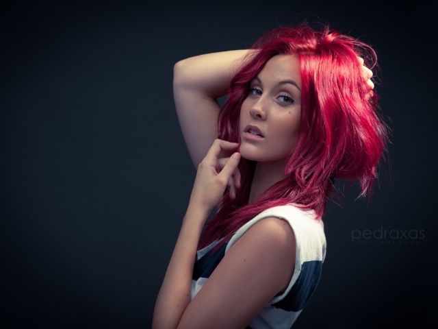Девушка с красными волосами на черном фоне