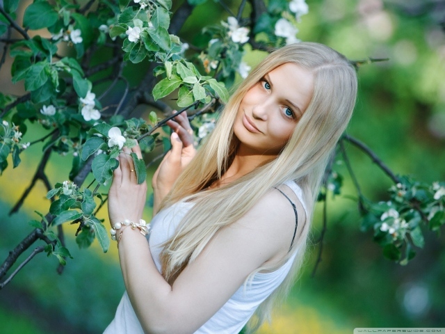 Блондинка у цветущего дерева
