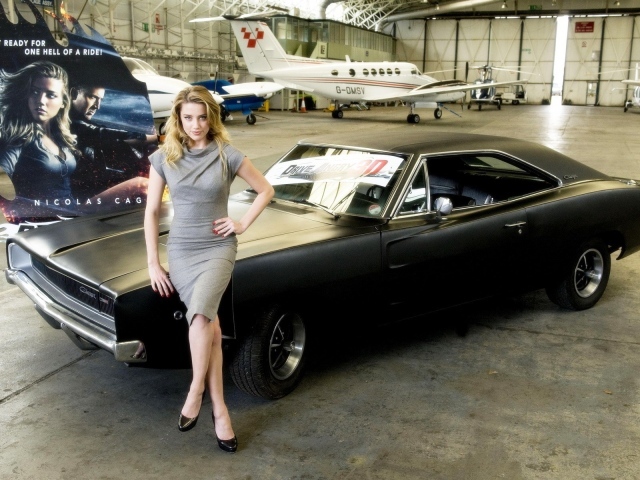 Девушка в ангаре