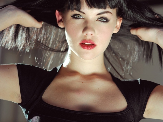 Девушка подняла волосы