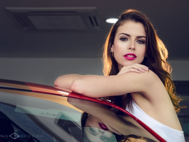 Тэфани у автомобиля