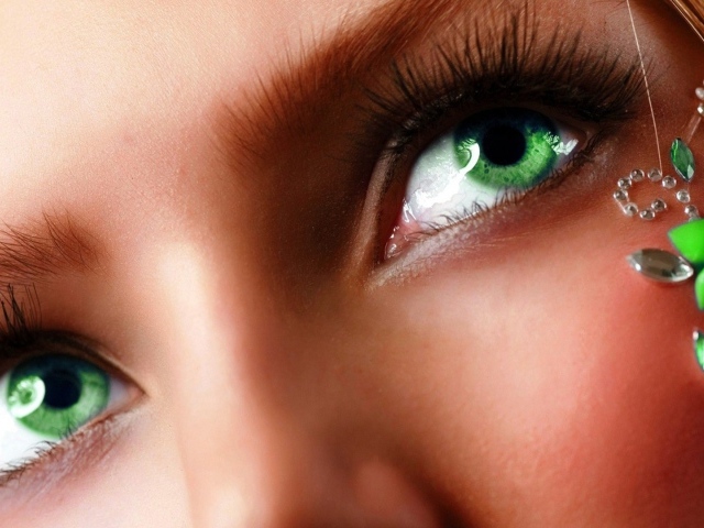 Зеленые глаза с изумрудом