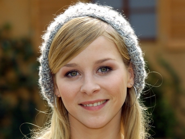 Девушка в вязаной шапочке