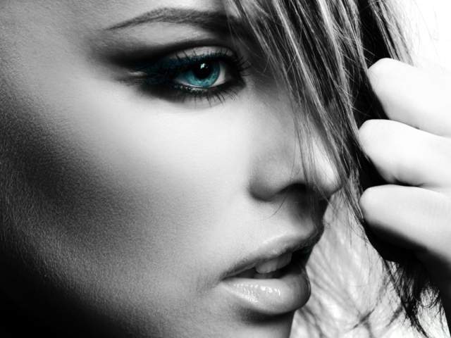 Черно белый портрет с голубыми глазами