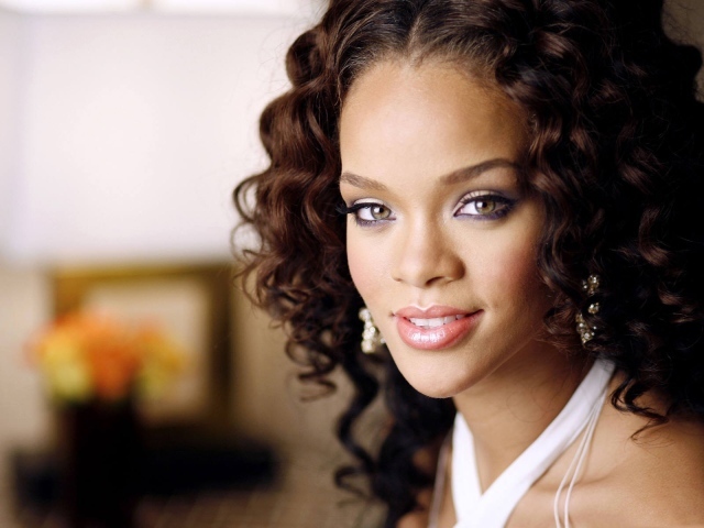 Брюнетка с волнистыми волосами