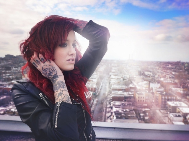 Девушка в черной куртке