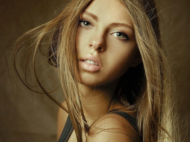 Девушка с пухлыми губами