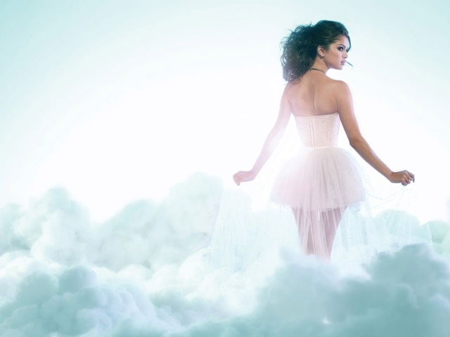 Певица Селена Гомез в облаках