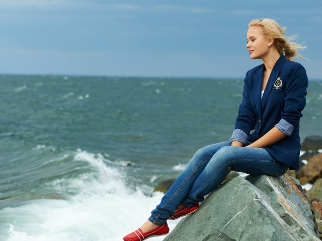 Таля в джинсах на берегу