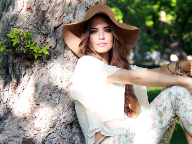 Клара сидит у дерева