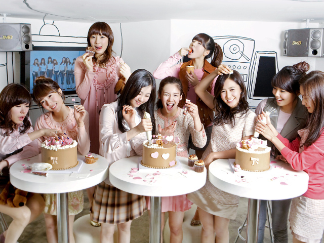Японские девушки едят торт