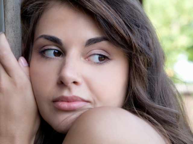 Девушка прижалась к забору