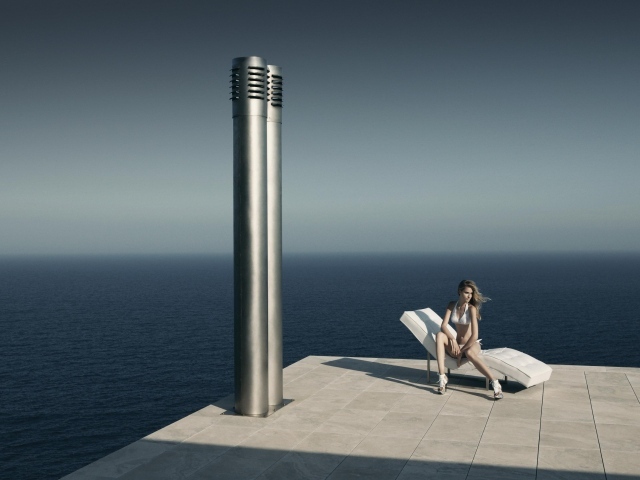 Девушка сидит у моря