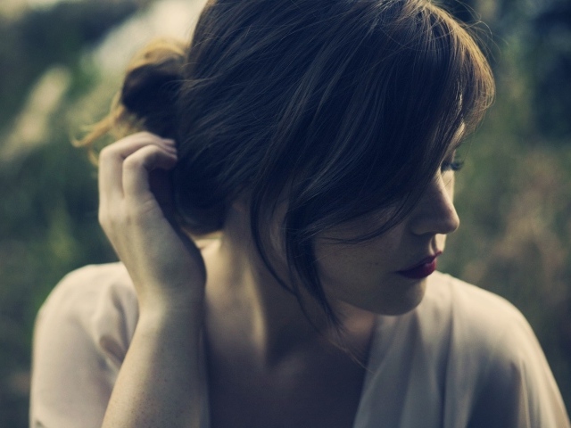 Девушка поправляет волосы