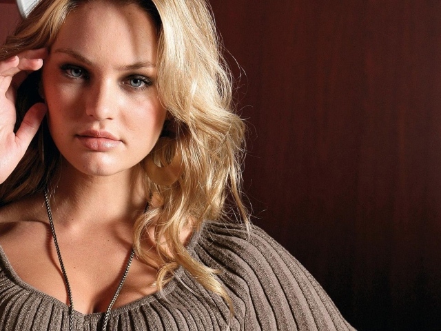 Модель с браслетом на руке