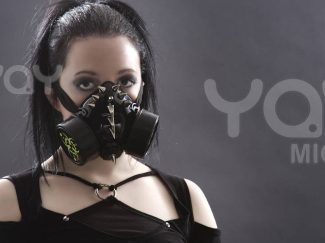 Девушка в противогазе