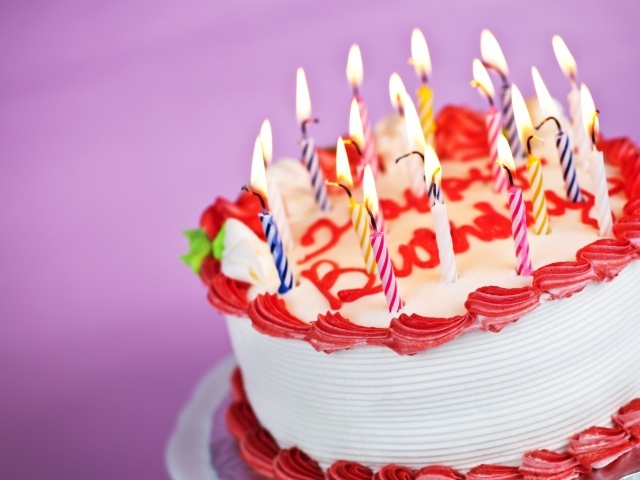 Торт на день рождения, фиолетовый фон