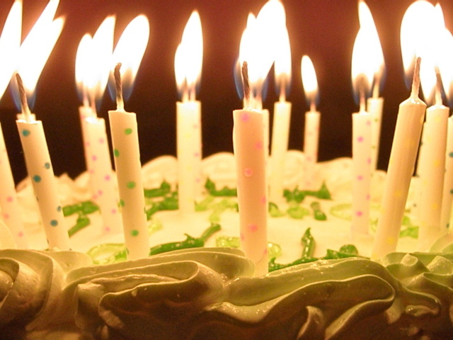 Горящие свечи в торте на день рождения